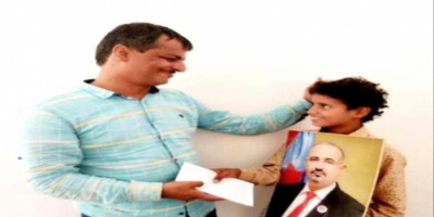 رئيس انتقالي شبوة يستقبل المفرج عنهم ويكرم أصغر معتقل رفض تسليم صورة الرئيس الزبيدي لمليشيا الاخوان