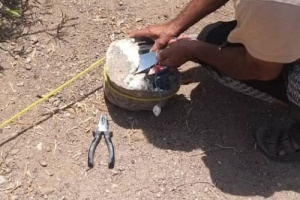 الفرق الهندسية تبطل مفعول عبوة ناسفة حوثية بالخط الرابط بين الخوخة والتحيتا
