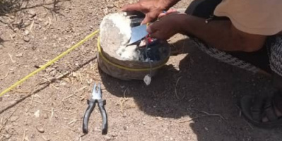 الفرق الهندسية تبطل مفعول عبوة ناسفة حوثية بالخط الرابط بين الخوخة والتحيتا