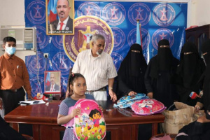 انتقالي حضرموت يدشن توزيع الحقيبة المدرسية على أطفال الأسر الأكثر احتياجا