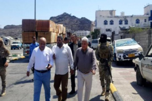 بتوجيهات من محافظ عدن ... البدء بفتح الطرقات الفرعية بالمعلا دكة بعد إغلاق دام لسنوات