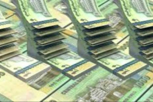 خبراء: الشرعية تمول حروبها من الاموال المطبوعة بدون غطاء وتسببت بانهيار العملة 