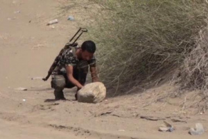 القوات المشتركة تفكك عبوة ناسفة زرعها الحوثيون في الطريق الرابط بين التحيتا والخوخة