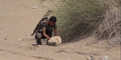 القوات المشتركة تفكك عبوة ناسفة زرعها الحوثيون في الطريق الرابط بين التحيتا والخوخة