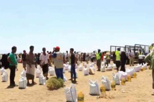 مساعدات إماراتية لـ 1400 أسرة نازحة في الحديدة 