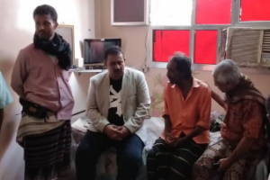 رئيس انتقالي لحج يزور الفنان القدير الشلن ويطمئن على صحته