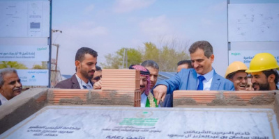 المحافظ يفتتح ويضع حجر الأساس ل 15 بئر في حقل المناصرة