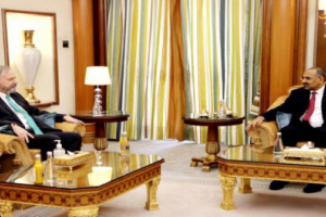 الرئيس الزُبيدي يطلع السفير الأميركي على الأوضاع في الجنوب ويشدد على تنفيذ آلية تسريع اتفاق الرياض