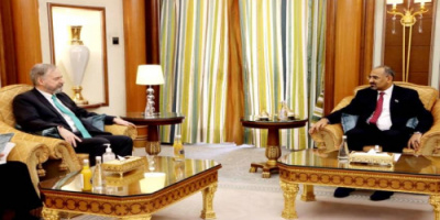 الرئيس الزُبيدي يطلع السفير الأميركي على الأوضاع في الجنوب ويشدد على تنفيذ آلية تسريع اتفاق الرياض