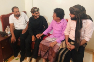 مدير أمن عدن اللواء شلال شائع يطمئن على صحة القائد قاسم صالح ناجي