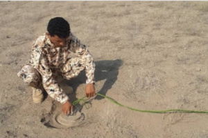 فريق هندسي بالقوات المشتركة يفكك ألغامًا زرعتها مليشيات الحوثي، (شرق الزُهاري)