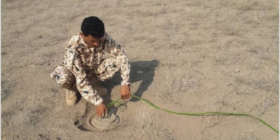 فريق هندسي بالقوات المشتركة يفكك ألغامًا زرعتها مليشيات الحوثي، (شرق الزُهاري)