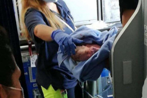 مصر للطيران تمنح طفلة يمنية ولدت على متن رحلة لها تذاكر سفر مجانية مدى الحياة