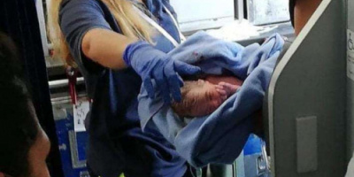 مصر للطيران تمنح طفلة يمنية ولدت على متن رحلة لها تذاكر سفر مجانية مدى الحياة