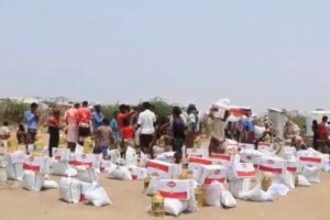 الإمارات تغيث 1200 أسرة يمنية نازحة في الحديدة 