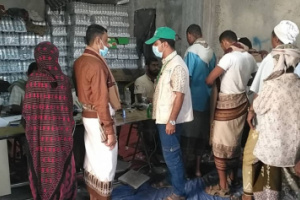 الحوشبي" يتفقد سير عملية صرف المساعدات النقدية المقدمة من برنامج الغذاء العالمي لإبناء مسيمير لحج