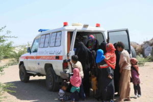 فرق "الهلال" توزع 25 طن مؤن غذائية وتتفقد الحالات المرضية بمخيم العليلي في اليمن 