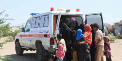 فرق "الهلال" توزع 25 طن مؤن غذائية وتتفقد الحالات المرضية بمخيم العليلي في اليمن 