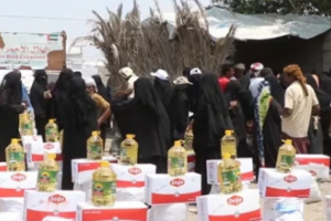 بدعم إماراتي.. "الهلال الأحمر" يوزع 26طنا من المواد الغذائية بمديريتي (الخوخة والتحيتا)
