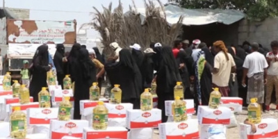 بدعم إماراتي.. "الهلال الأحمر" يوزع 26طنا من المواد الغذائية بمديريتي (الخوخة والتحيتا)