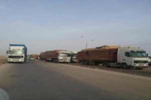  سلطات شبوة الاخوانية تجبر سائقي الشاحنات على دفع الاتاوات وتضايق المسافرين 