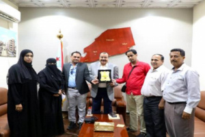 مؤسسة "الإزدهار" للتنمية تسلم اللواء بن بريك درع قائد السلام والإنسانية