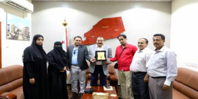 مؤسسة "الإزدهار" للتنمية تسلم اللواء بن بريك درع قائد السلام والإنسانية