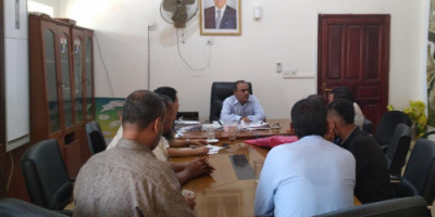 مدير عام خورمكسر الزهري يتفقد عدد من مشاريع بأحياء المديرية ويوجه بوقف اي استحداث لاي بناء عشوائي بواحة الطيور