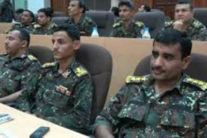  الحوثي مهددا الضباط: الجبهات أو السجون 