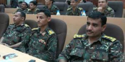  الحوثي مهددا الضباط: الجبهات أو السجون 