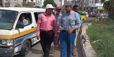 مدير نظافة وتحسين عدن يتفقد أعمال التشجير وتشذيب المساحات الخضراء في عدد من شوارع مديريات المحافظة