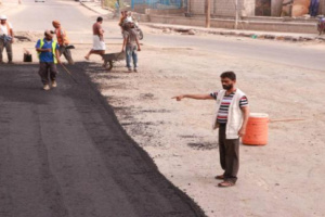 تواصل أعمال الصيانة الطارئة للطرق الرئيسية في لحج