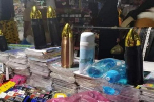 أهالي عدن  يستنكروا ما يباع من المستلزمات المدرسية للأطفال على أشكال توحي بالحرب