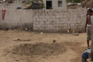 إصابة مواطن وزوجته جراء قصف حوثي على منزلهم بحيس