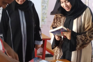 الكاتبة والصحفية نادرة عبدالقدوس تزور مدرسة الفقيدة نور حيدر وترفد مكتبتها بمجموعة من الكتب صوت المقاومة الجنوبية  / روزا رجب ياسين