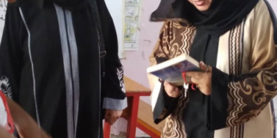 الكاتبة والصحفية نادرة عبدالقدوس تزور مدرسة الفقيدة نور حيدر وترفد مكتبتها بمجموعة من الكتب صوت المقاومة الجنوبية  / روزا رجب ياسين