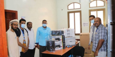 منظمة البحث عن أرضية مشتركة تعزز مكاتب اللجان المجتمعية والأمنية بأثاث ومستلزمات الأمن والحماية في حضرموت