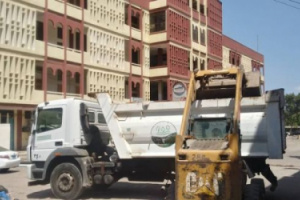 تواصل حملات النظافة لتغطية العجز في وسائل نقل القمامة بالعاصمة عدن