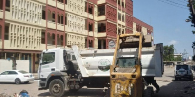تواصل حملات النظافة لتغطية العجز في وسائل نقل القمامة بالعاصمة عدن