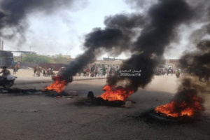  ابين..مسيرة مطالبة باعدام قاتل طفل مغتصب تتحول الى احتجاجات غاضبة وقطع طرقات