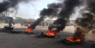  ابين..مسيرة مطالبة باعدام قاتل طفل مغتصب تتحول الى احتجاجات غاضبة وقطع طرقات