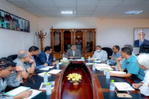  المحافظ لملس يرأس اجتماعاً مشتركاً بين مدراء المديريات والأشغال العامة وصندوق النظافة وهيئة الأراضي بعدن