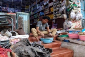 توجيهات صارمة ضد لمخالفين من تجار المواد الاستهلاكة للتسعيرة بسقطرى