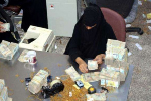 الريال يعود لأدنى مستوياتة ويفقد مكاسبه أمام الدولار 