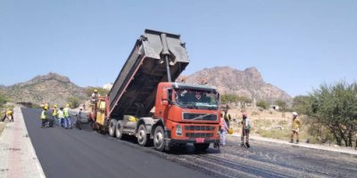  تدشين سفلتت الشارع الخلفي لحي العرشي في مدينة الضالع  