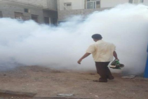  مكتب صحة البيئة بمديرية صيرة ينفذ حملة الرش الضبابي لمكافحة الحشرات الناقلة للأوبئة في العاصمة عدن