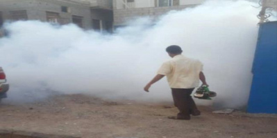  مكتب صحة البيئة بمديرية صيرة ينفذ حملة الرش الضبابي لمكافحة الحشرات الناقلة للأوبئة في العاصمة عدن