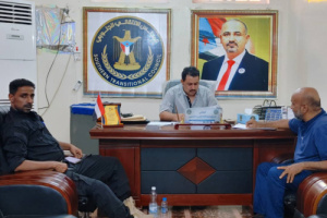 رئيس انتقالي لحج يبحث حلحلة مشكلة لجنة البيئة مع مصنع الوطنية