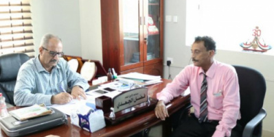الجعدي يطّلع من الباحث خالد سيف على طبيعة مهام مركز الدراسات والبحوث بالعاصمة عدن