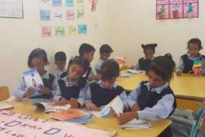 خليفة الإنسانية توزع الكتب المدرسية على طلاب حديبو